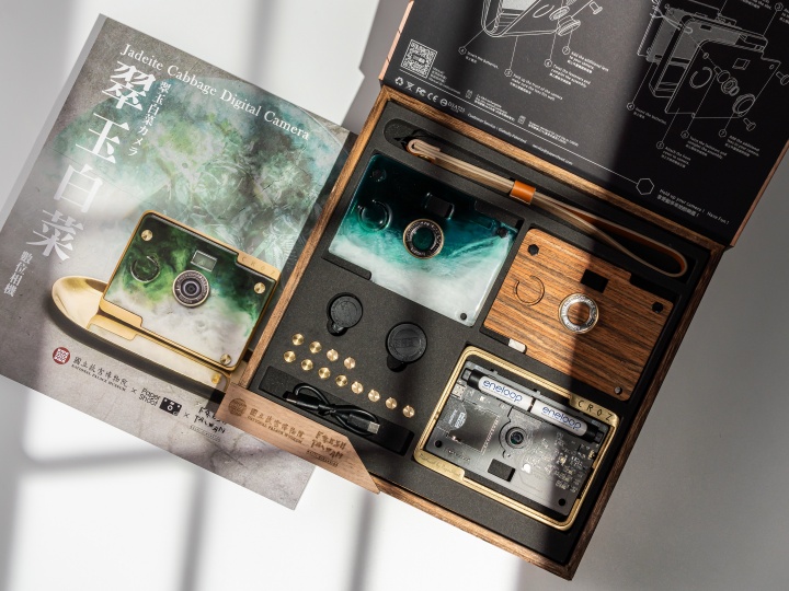 【20MP】:: 故宮聯名 精裝相機禮盒 :: 翠玉白菜，建議售價：NT$9,800（含相機主機板 x 1、黃銅相機框 x 1、輕質翠玉白菜相機殼x 1、玫瑰木相機殼 x 1、木紋手掛 x 1、64GB SD 記憶卡 x 1、USB C to C 線 （充電及傳輸）x 1、黃銅螺絲 x 6 、特效鏡頭（廣角＋微距) x 2、eneloop AAA 標準款充電電池 x 2）