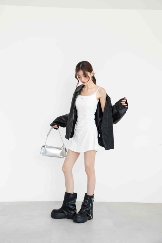 D+AF金屬釦環機車靴穿搭推薦 暗黑硬派Plus級加厚鬆糕底褲管短靴 圖片來源：@ariel_08.14