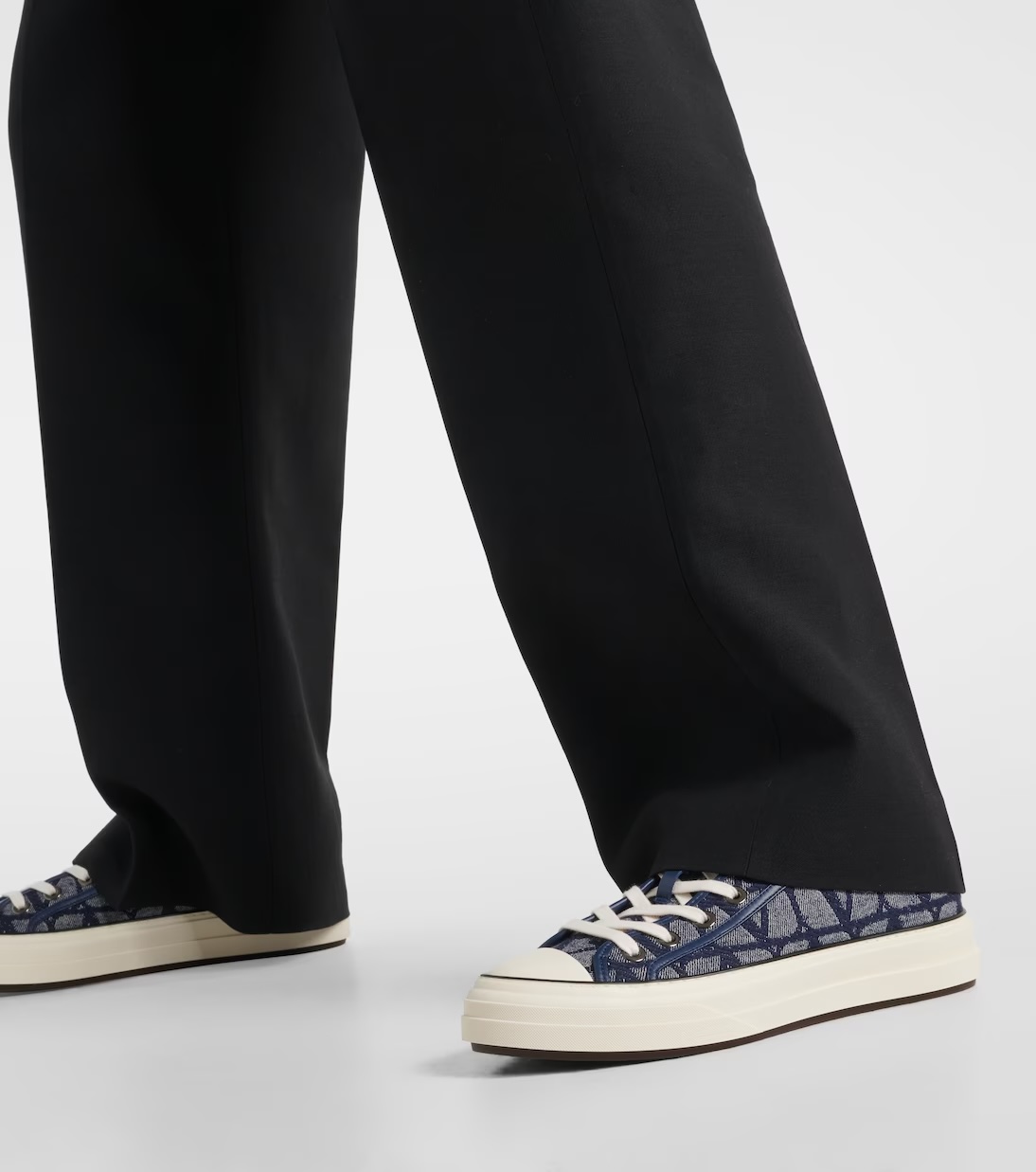 VALENTINO GARAVANI Totaloop Toile Iconographe denim sneakers