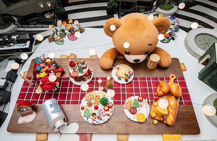 每年聖誕節信義區就等 Bellavita！今年捨棄精品風格，改以大型「巨熊」與「下午茶場景」打造更具親和力、暖意十足的聖誕主題。
