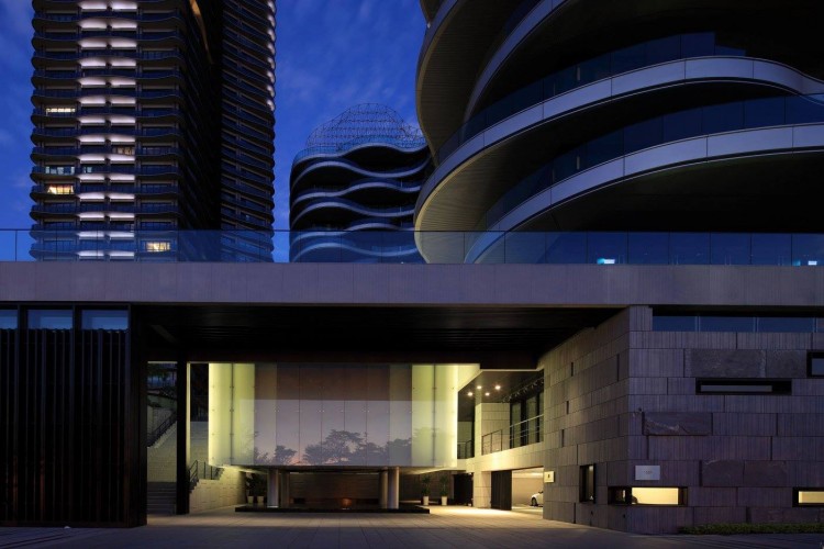 「ArtBox 小美術館」由知名美學建築師姚政仲設計，命名及造型靈感取自淡水紅樹林水岸的靜謐景致。