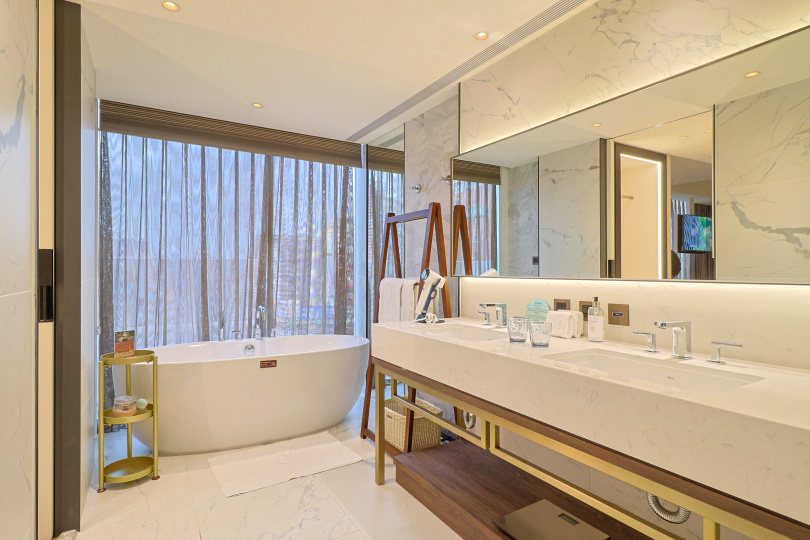 飯店每間客房都配置百年品牌西班牙ROCA衛浴設備，並準備義大利寶格麗BVLGARI沐浴備品、減少使用一次性備品來落實永續。（圖／楊澍攝）