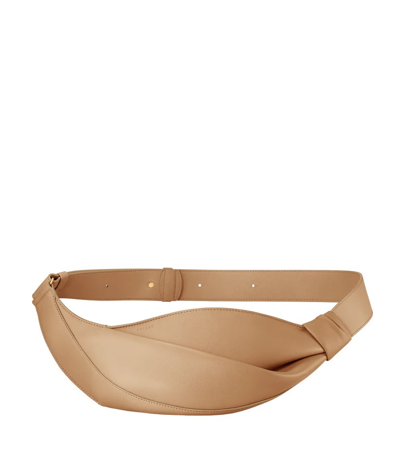 以造型感取勝的 Neyu，是 Polène 本月甫亮相的新作品，品牌以類似紐結的結構呈現，品牌藉由獨特的美學重塑這款常見的包型，將摩登與休閒感的設計完美結合。