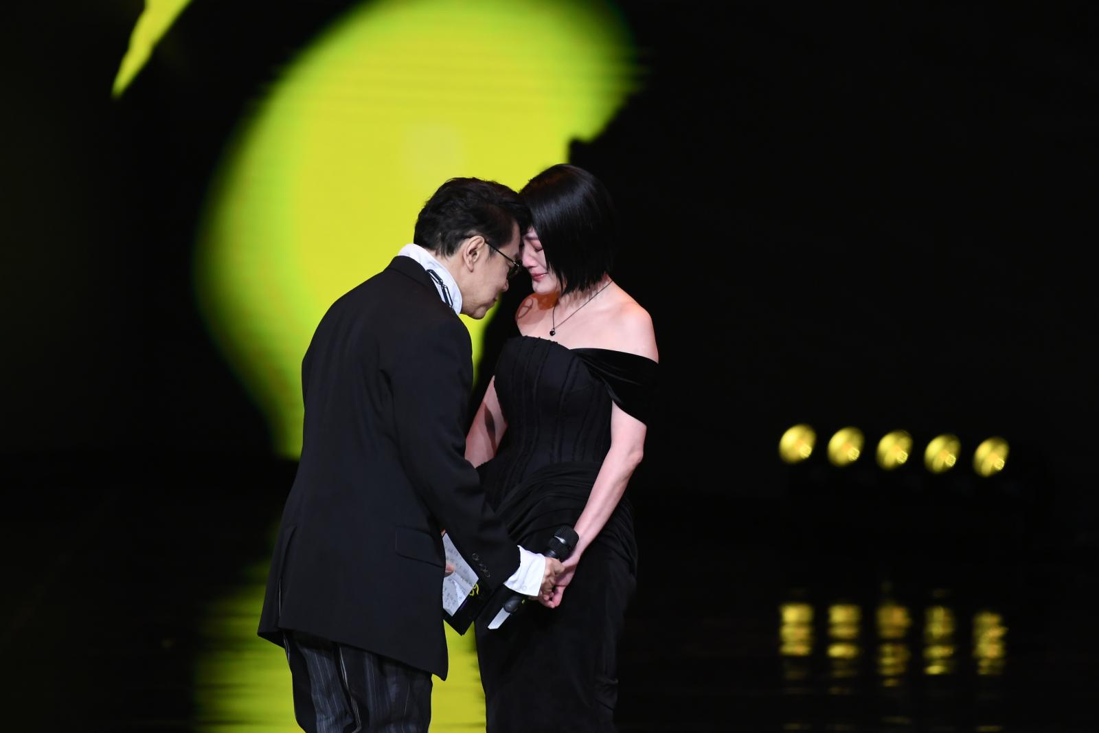 在金鐘的舞台上，蔡康永以最溫柔的方式，替時間與失去寫下一段話。