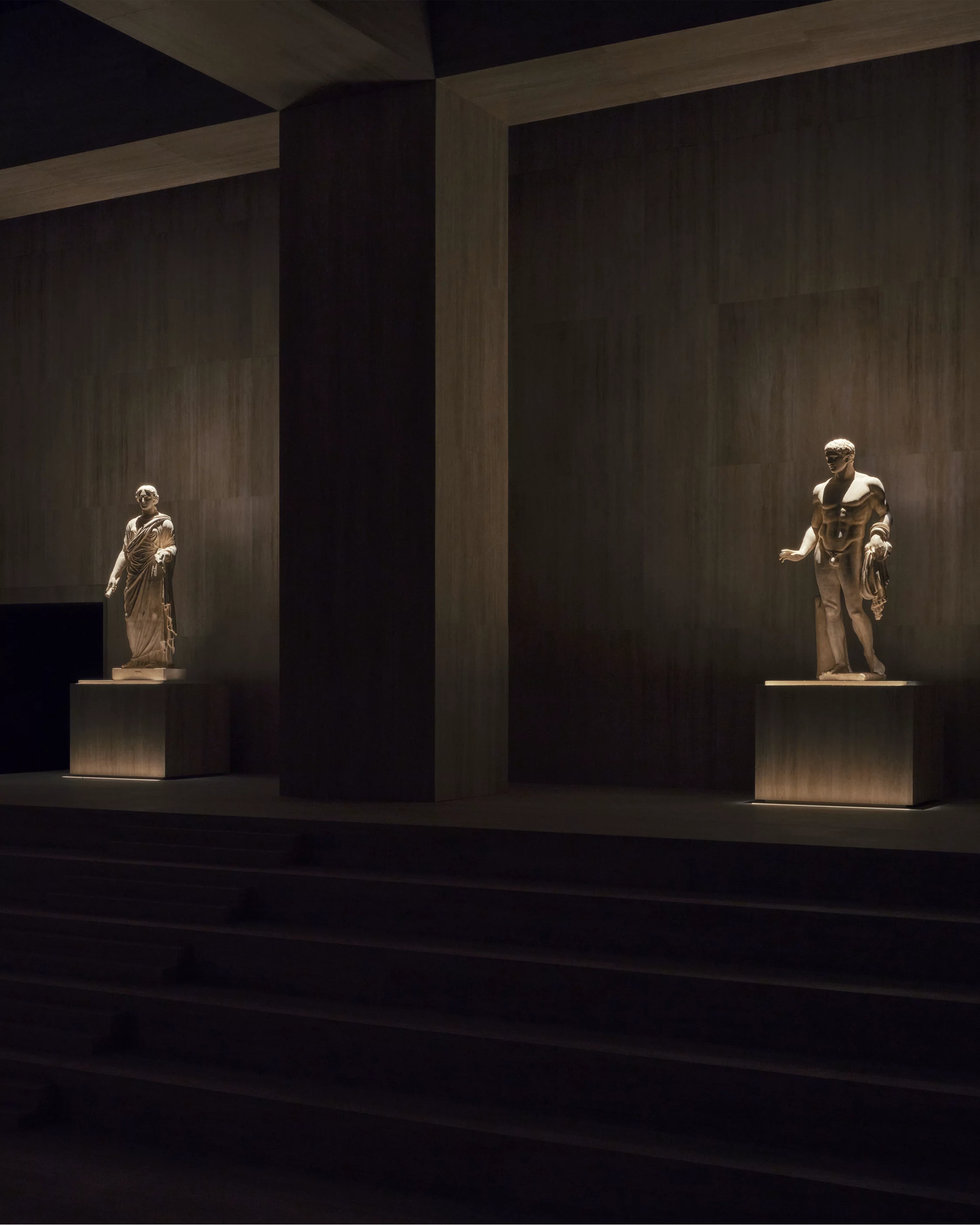 走進秀場，從感覺是冷靜，到感受到刻意收斂後的純粹。Demna把空間做得像博物館，雕像靜靜矗立，比例、肌肉線條與人體美學成為背景語言。這種古典符號很聰明，它讓品牌重新扣回義大利根源，這種對比令人著迷：雕塑象徵理想人體，而伸展到極致的貼身服裝，則是當代慾望的直接呈現。