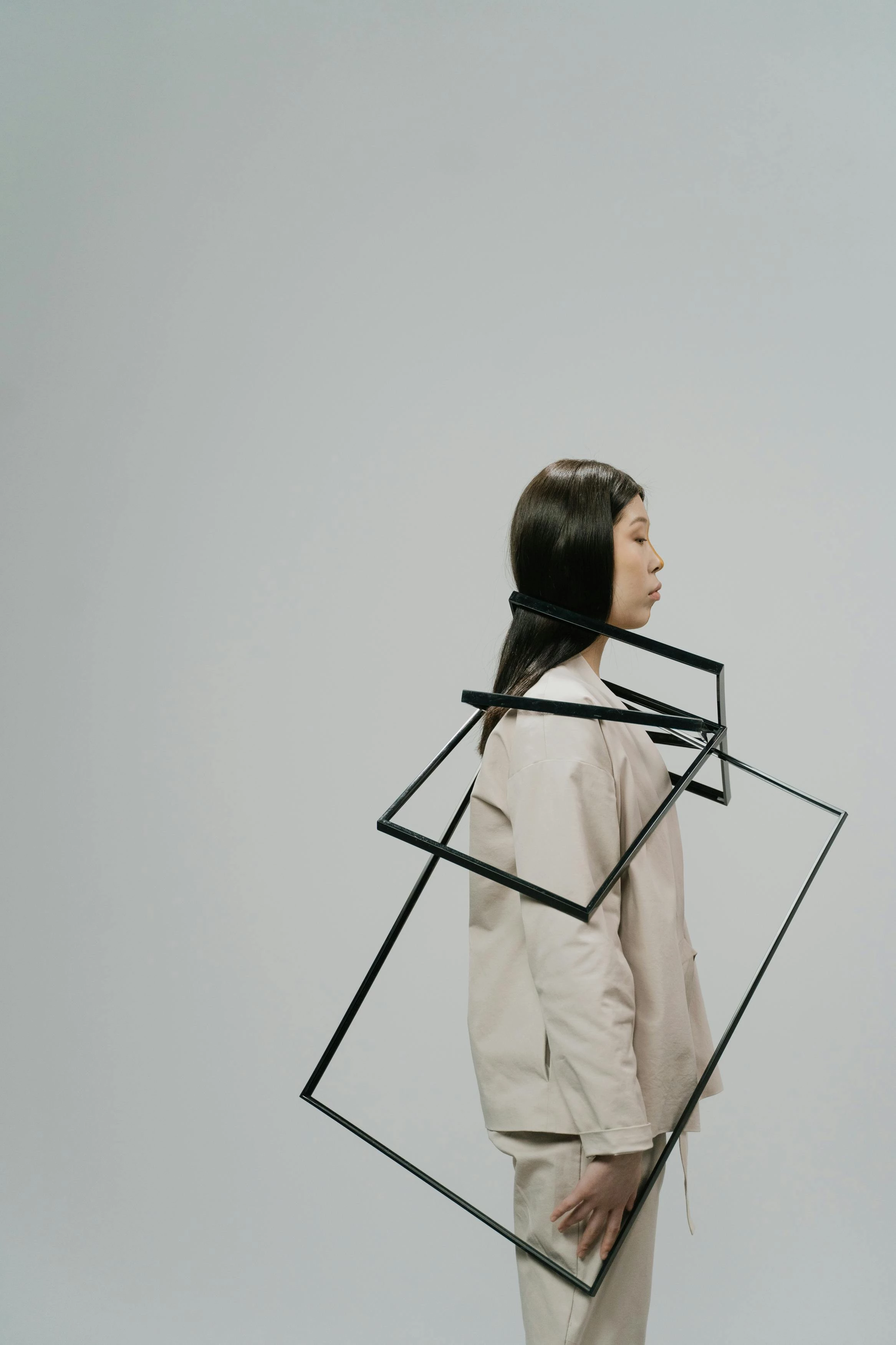 這類主管有個固定公式：專案成功時，他站在最前面發言；專案出包時，你站在最前面道歉。對外，他是運籌帷幄的決策者；對內，你成了執行失誤的替罪羊。這種成果向上集中、風險向下轉嫁的模式，在組織行為學裡被視為低責任感領導，長期會侵蝕團隊信任。哈佛商學院相關研究指出，心理安全感是創新與高績效的重要條件。當員工知道出錯會被單獨拎出來檢討，卻得不到相對應的支持與承擔，他們自然會選擇保守行事。與其冒險創新，不如照表操課，至少安全。表面上看起來風平浪靜，實際上團隊已經進入自保模式。久而久之，組織少了嘗試與突破的動力，只剩下小心翼翼的運轉。