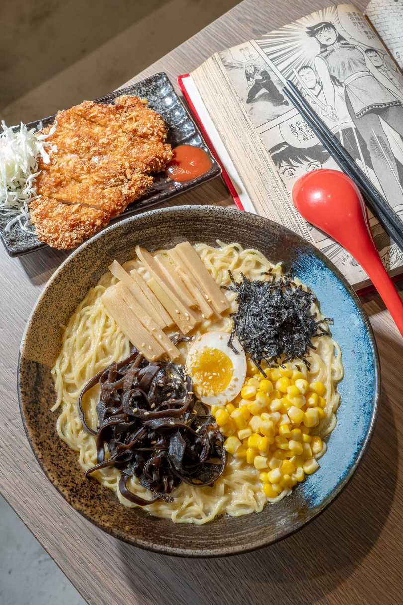 「黃金豬排拉麵」的豬排麵衣厚薄適中、口感酥脆多汁，濃郁豚骨湯依台灣人口味改良過、不會太鹹，可輕鬆喝完。（278元，圖／焦正德攝）
