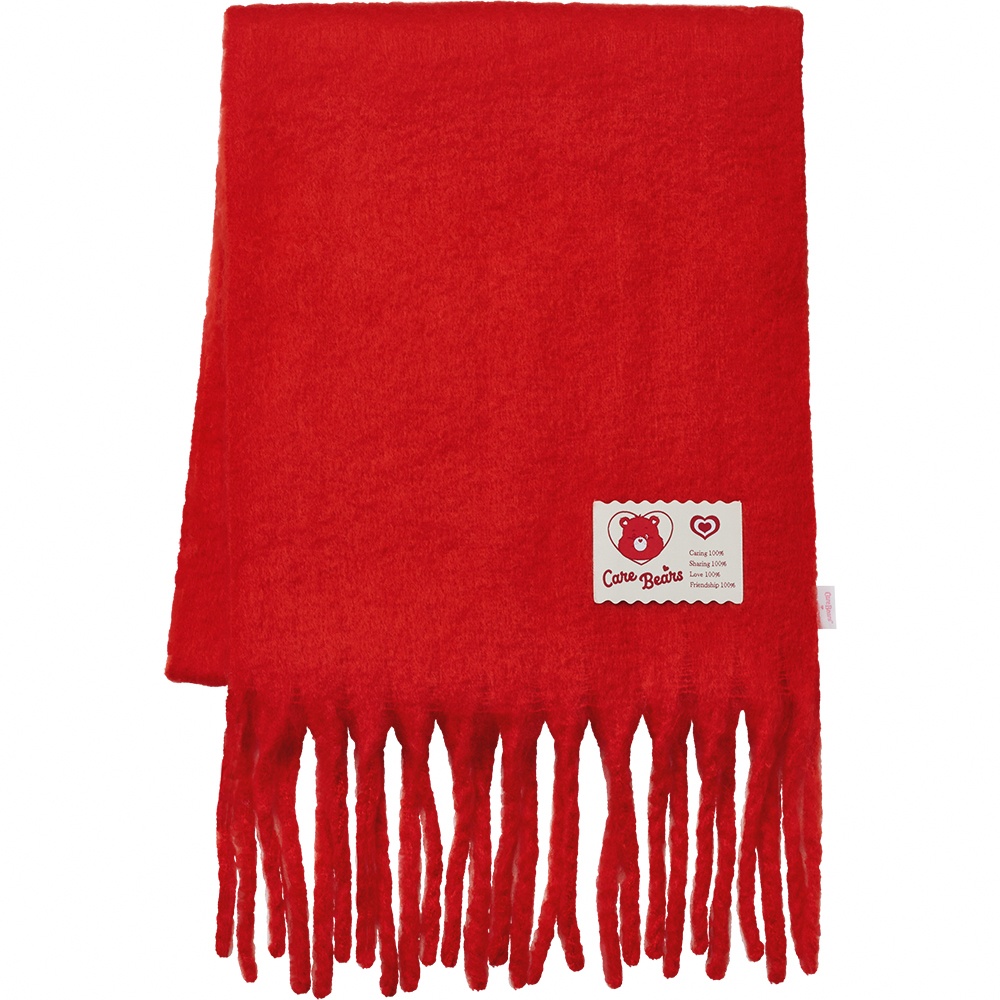 Grace Gift 與 Care Bears 的聯名圍巾，將童年符號轉化為溫柔的冬日配件。仿羊絨材質帶有馬海毛般的蓬鬆感，視覺與觸感都顯得輕盈柔軟。紅色基底搭配小熊標籤，既有節慶感，也保留可愛細節。40公分寬度與200公分長度，讓圍巾在捲繞時能自然形成層次，不顯厚重。這款設計特別適合搭配簡單素色外套，讓圍巾成為視覺重心。