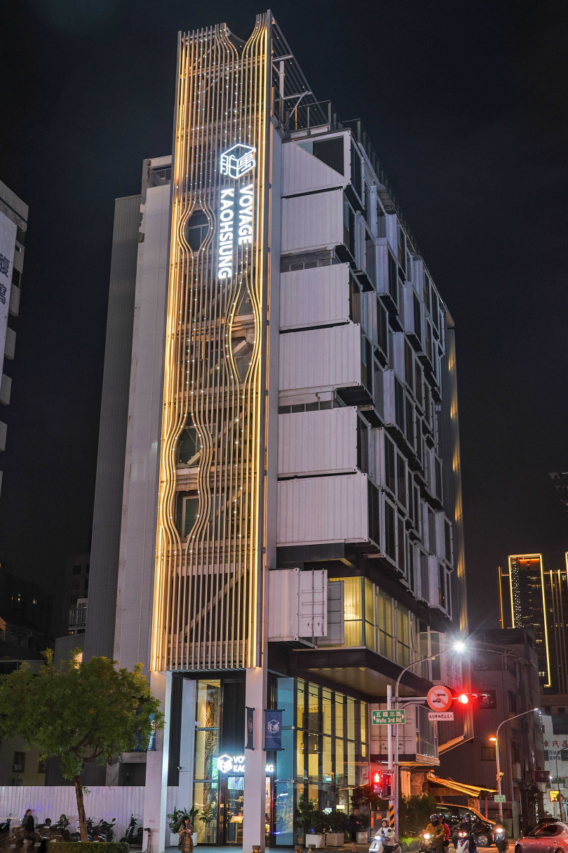 入夜後會亮起燈光的「天成逸旅－舶寓高雄」在街道上特別醒目。（圖／楊澍攝）