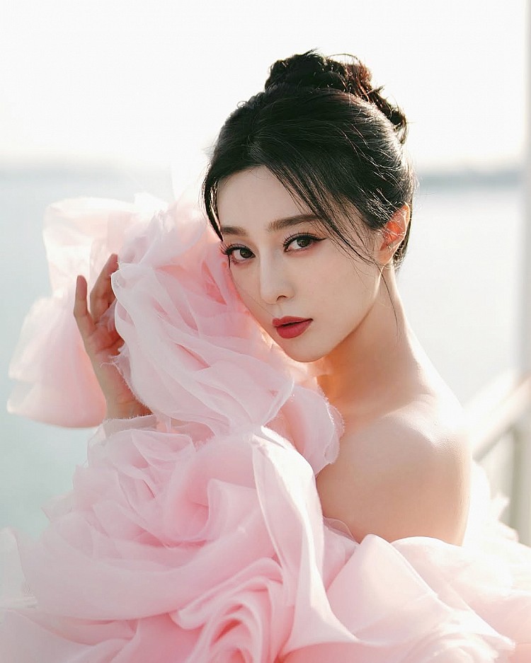 范冰冰凍齡保養祕訣1：卸妝膏清潔按摩