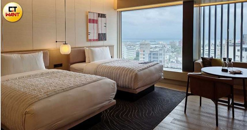 客房採用融入自然的木質色調與太平洋日出、中央山脈日落遙相呼應，並裝飾了原住民手編畫作，圖為「經典客房」。（圖／魏妤靜攝）