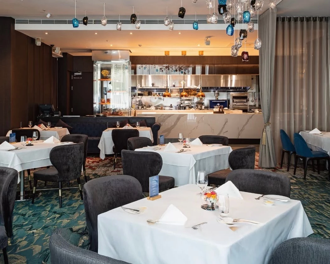 位在國賓的 A CUT 牛排館，以來自美國、澳洲和日本進口的上等牛肉部位，結合頂級熟成技術，而成為許多高端牛排愛好者的首選，並多年獲得《米其林》一星餐廳的肯定。