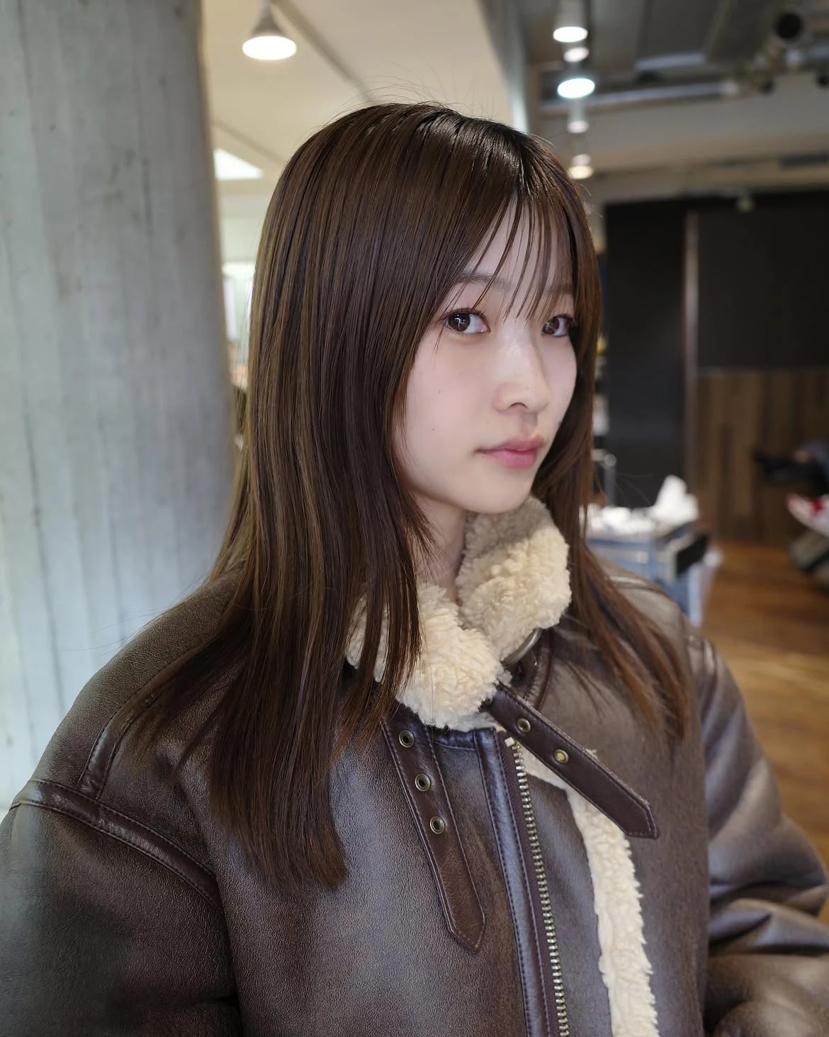 可可棕長髮造型推薦6：層次直長髮
