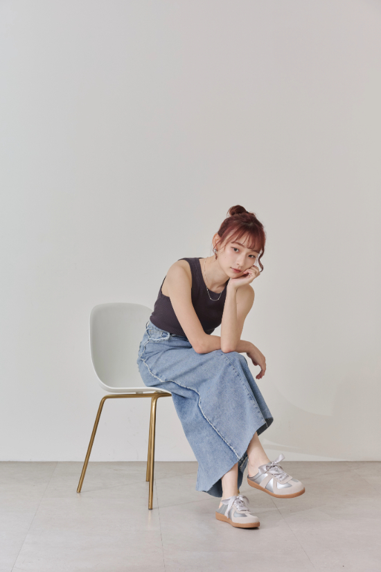 白色經典德訓鞋率性穿搭推薦，搭配吊帶牛仔褲休閒又時髦