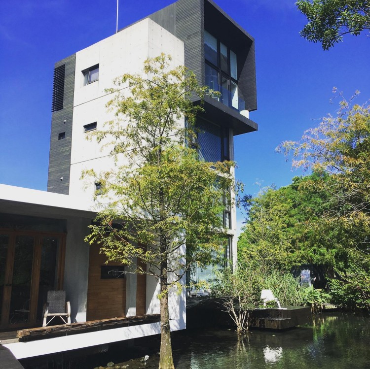 「呆宅住所」的戶外空間以一座環繞建築的水池為主軸，池畔種植多株落羽松，構成一年四季皆不同色階的風景視野。