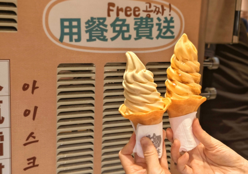 北村豆腐家常不定期變化免費霜淇淋口味，例如圖中的「香蕉牛奶巧克力」（左）口味與新推出的「黑糖雞蛋布丁霜淇淋」。（圖／魏妤靜攝）