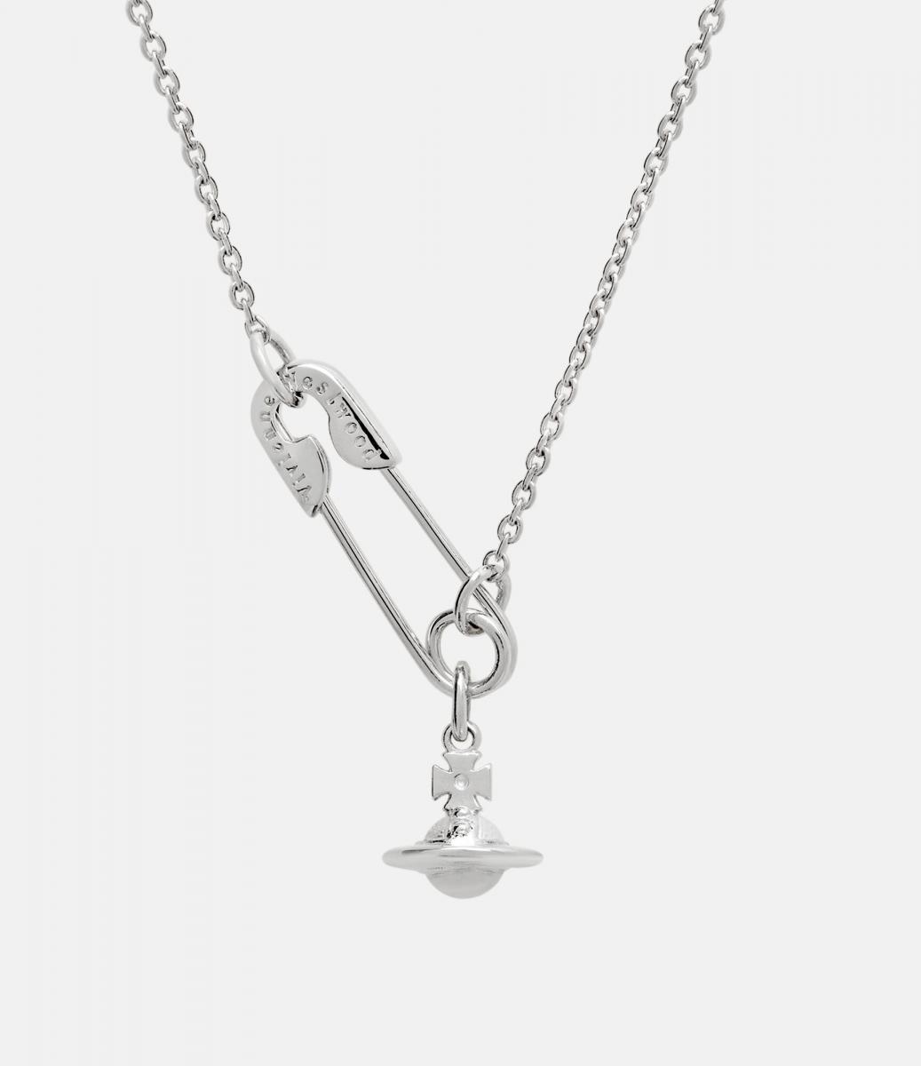 延續品牌叛逆的基因，這款銀色項鍊同樣融入別針元素於其中，並以更為簡練的形式呈現，讓整體的搭配性更高。