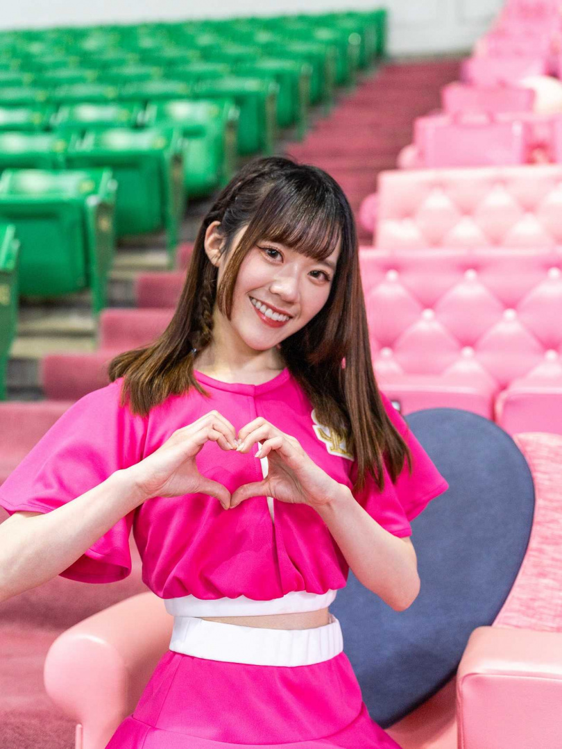 今年首位加入「Honeys」啦啦隊的台灣成員邱品涵，也會和大家一起應援！