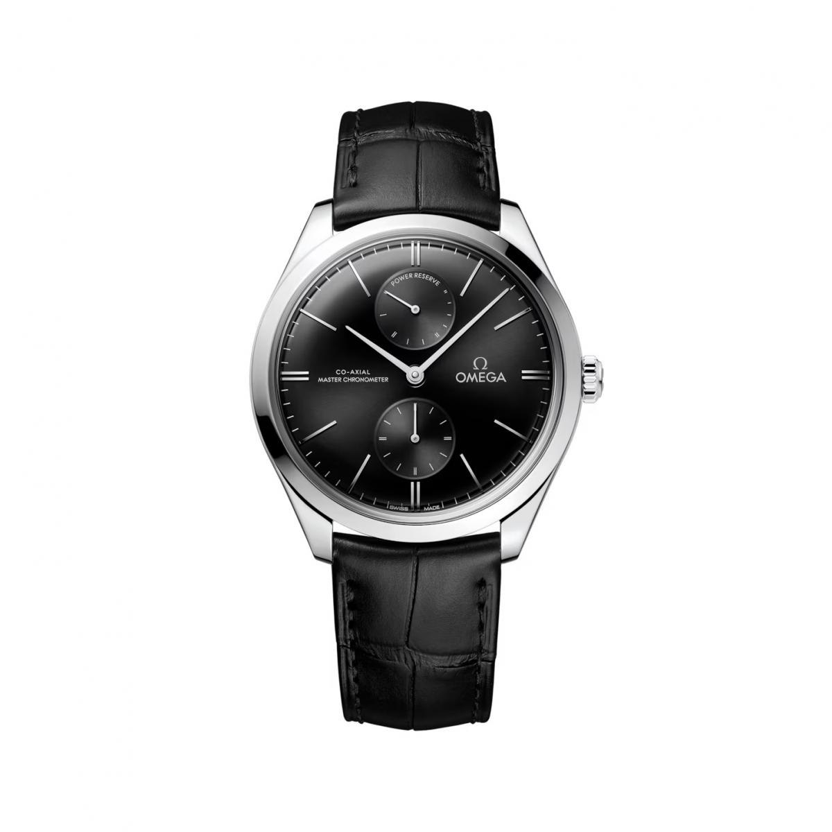 Omega 歐米茄碟飛 Trésor 系列於1949年問世，搭載傳奇的30毫米機芯，圓弧形黑色錶盤的12點鐘位置設有動力儲存顯示，6點鐘位置設有小秒針顯示，指針及圓弧形時標均採用18K白金製成。