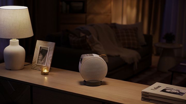 BenQ推出雷射智慧微型投影機GV50，專為躺著追劇設計，建議售價 24,900 元