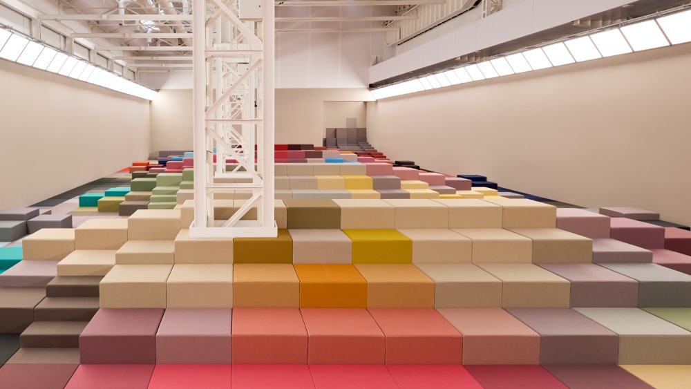 這次 Fendi 的秀場他以塊狀的組合給人一種像素化的視覺感受，斑斕的配色交織如萬花筒的色彩傾洪而下，來賓座椅與伸展台緊密的結合