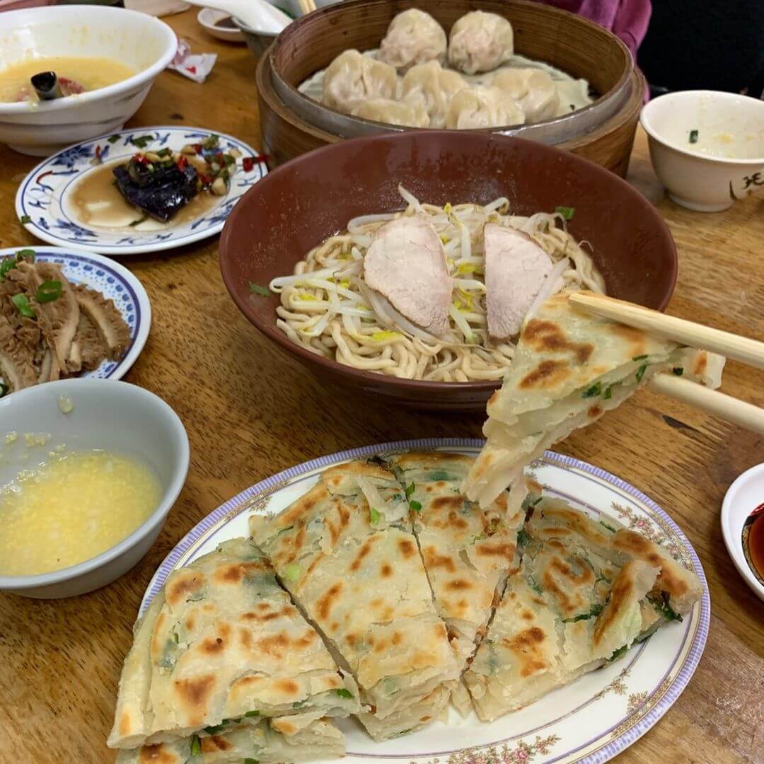 高雄美食｜高雄捷運週邊美食，8家美食餐廳大公開，特色異國風味和老眷村人情味!