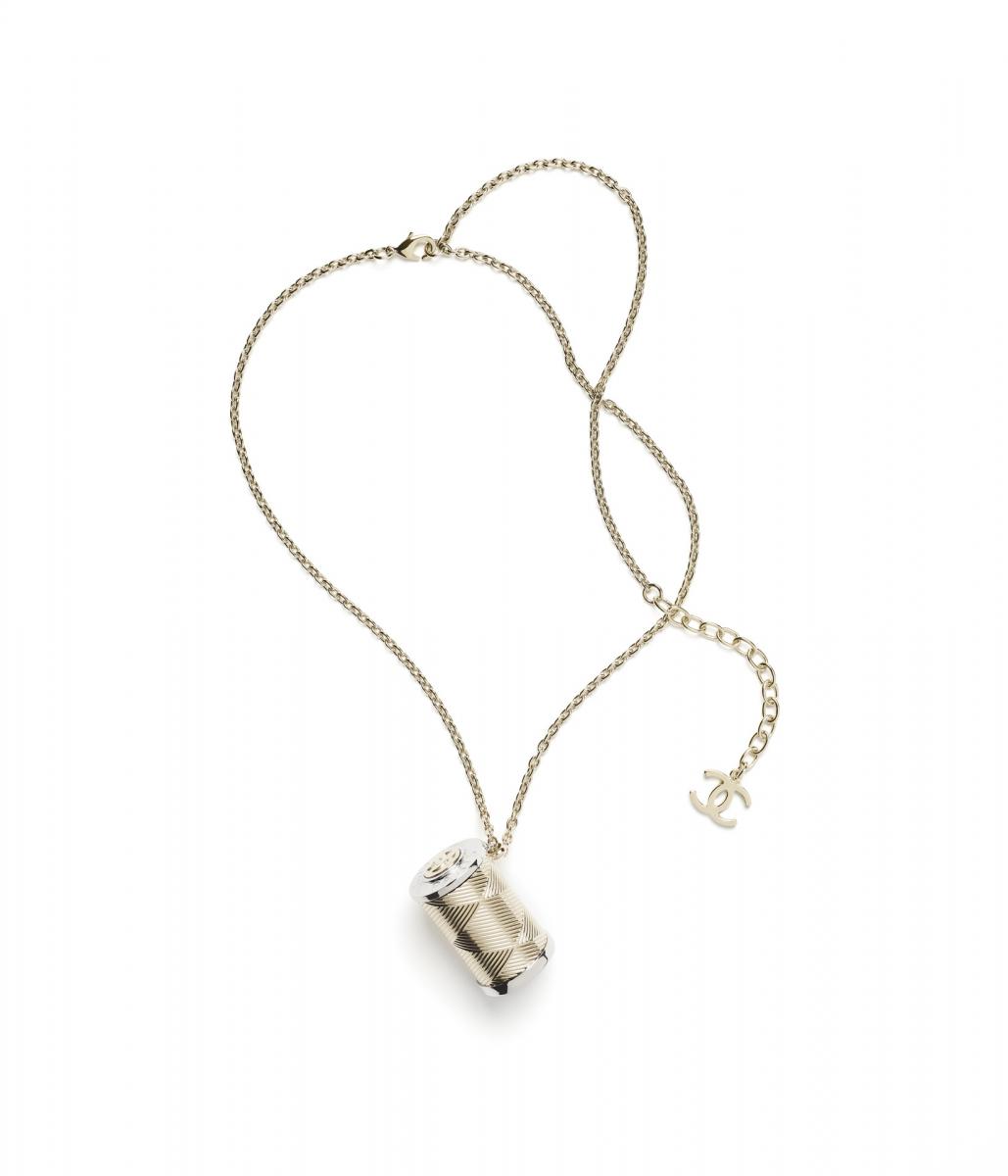 本季大秀以致敬製衣技術為出發點，因此在這條項鍊的設計上，便為玩味的以線軸為墜飾，可愛的造型，加上品牌工匠ㄥ細緻的做工，完全能列入本季必買單品。