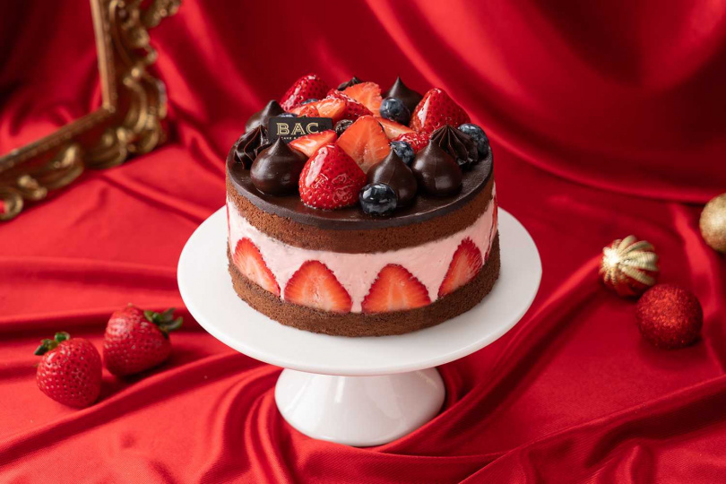 「覆盆莓草莓巧克力蛋糕」6吋售價1090元。（圖／品牌提供）