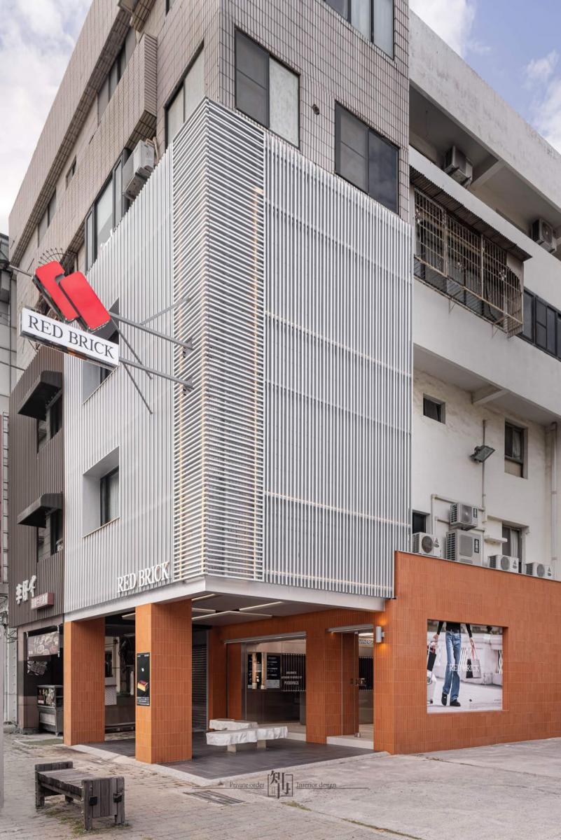 知冉設計為 Red Brick 打造兩家台南門市：安平店、崇信店，成為台南極簡的建築地標之一，紅色窯燒立磚的鋪陳，為整體空間增添侘寂氛圍。不全然只是為了買好吃布丁，而是透過空間的形塑，調慢客人在店內的時間。作為一個 35 年的甜點品牌，不全然只是透過商業空間盈利，而是帶領客人重新感受這座府城的人氣味，讓年輕的消費者更喜歡腳下的土地。