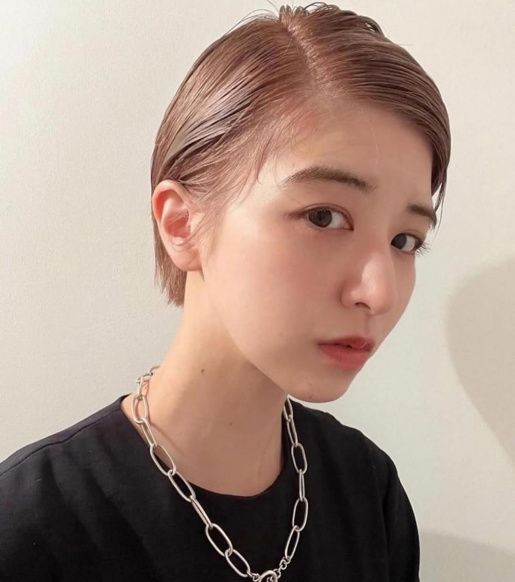 2025短髮造型推薦8：大旁分直短髮