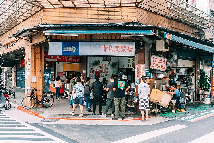 天色剛亮，「青島豆漿店」已被豆香與鐵鍋聲喚醒。