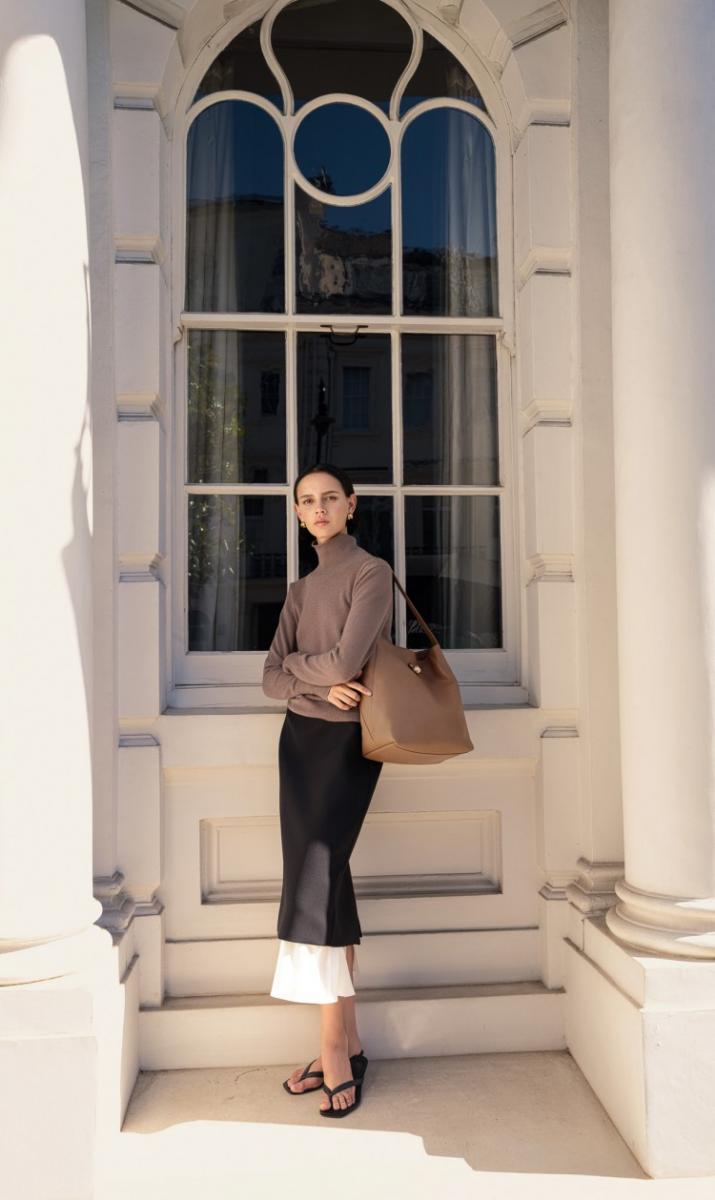 Cafuné經典Drop Hobo換上2025年度新色「摩卡棕」，靈感承襲自品牌熱賣款 Drop Duffel，保留柔和垂墜線條與圓潤包型。