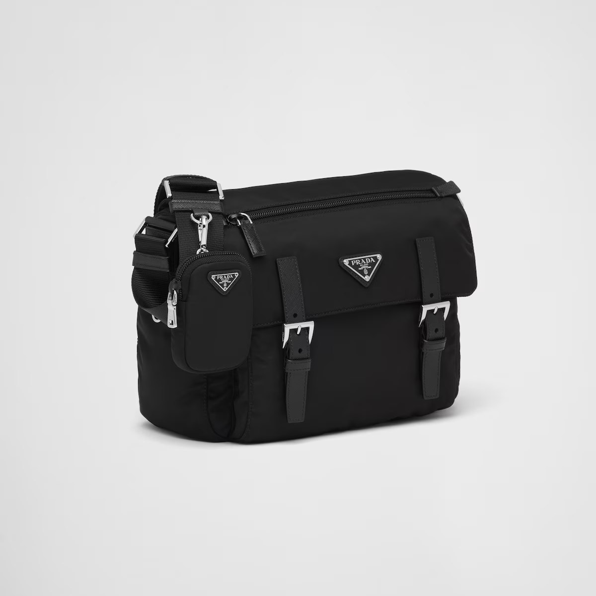 這只中型郵差包，同樣擁有超強大的收納空間！包蓋上的小暗袋可放護照、證件等物品，背帶上的小包則可放零錢這類隨時需拿取的東西。