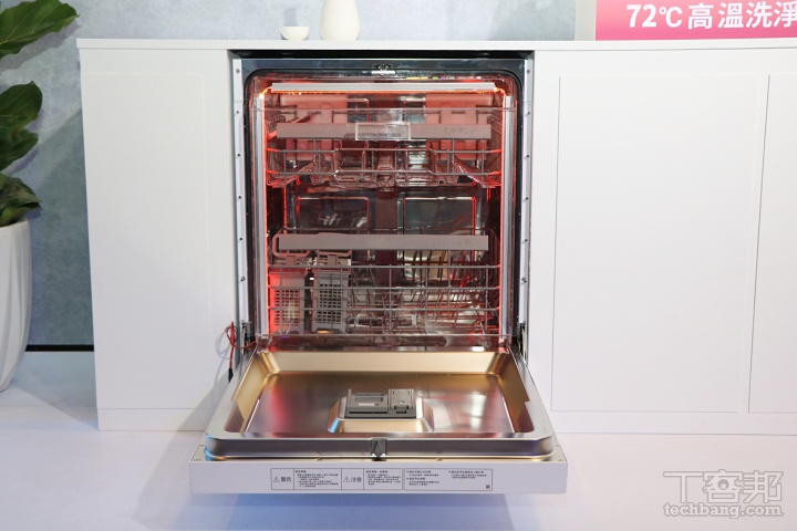 此外，這台洗碗機也有抗菌淨存功能，碗盤烘乾後可以直接放在機器裡最多 7 天，還能抑菌達 99%，不需要立刻收進櫃子，直接當作「碗盤收納櫃」使用，想用就打開拿，不只省空間，也讓碗盤始終保持乾淨。