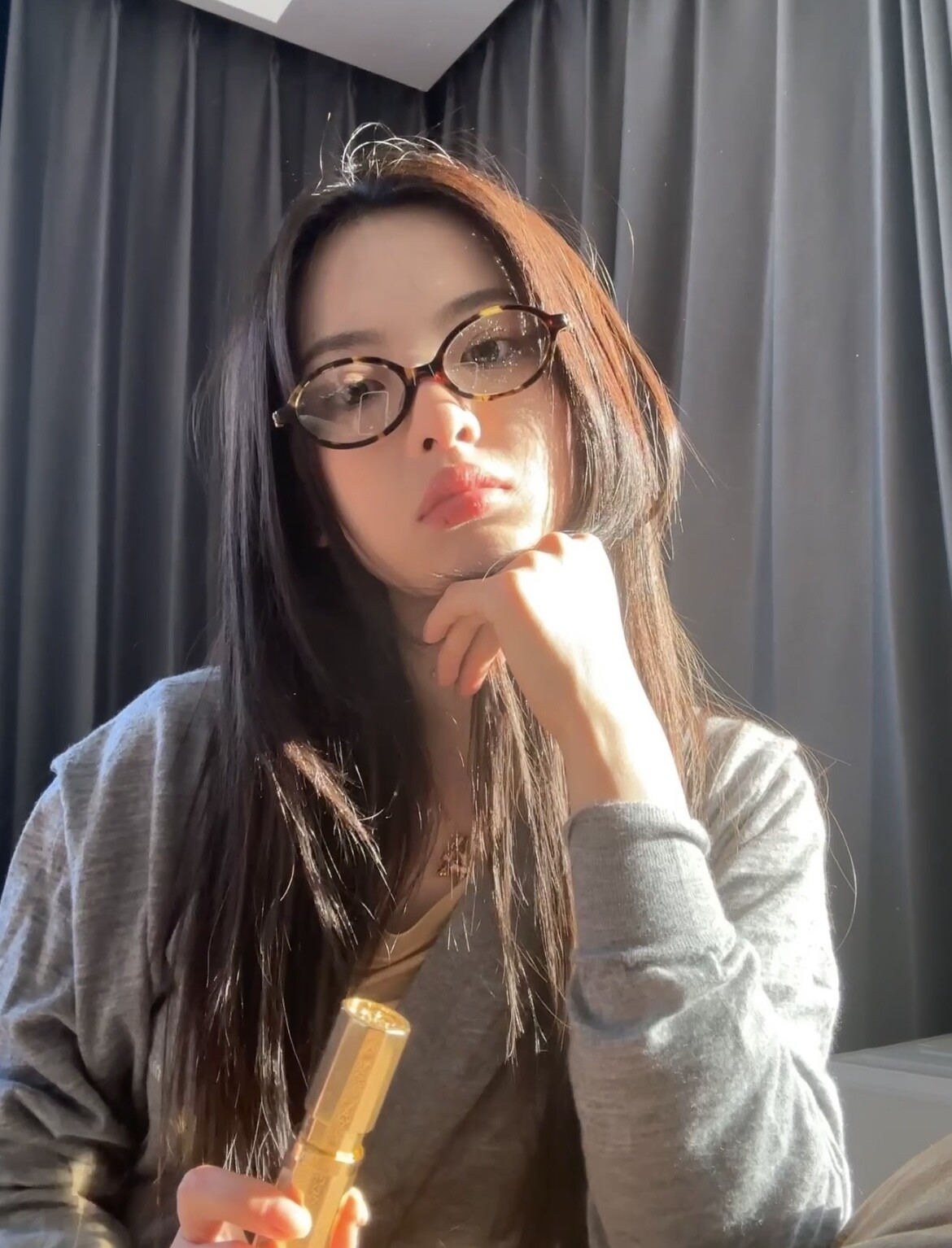 2024復古眼鏡時尚：韓星都在戴的「無框眼鏡」連Jisoo都上身、豹紋框再流行！