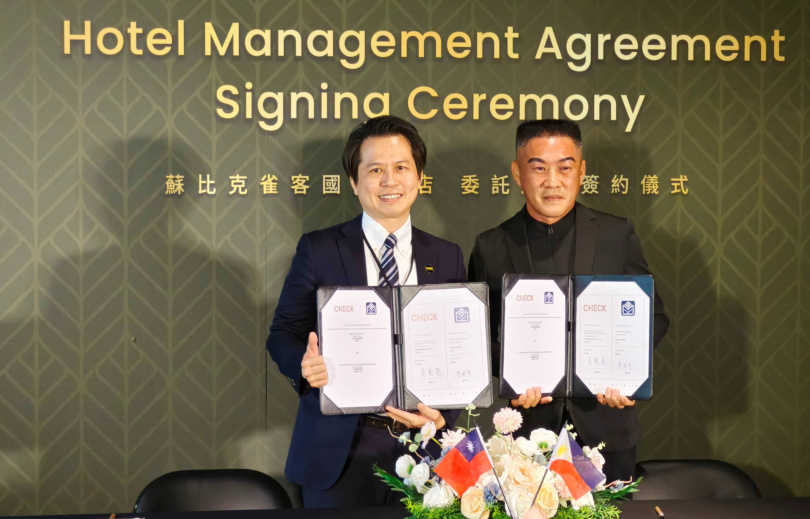 雀客國際董事長吳秉庭（左）、MSK房地產開發集團董事長蘇國芳進行簽約儀式。（圖／魏妤靜攝）