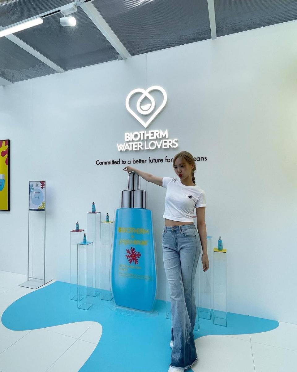 娜璉在一次出席保養品活動時，她挑選了一件短版上衣搭配喇叭牛仔褲做穿搭！