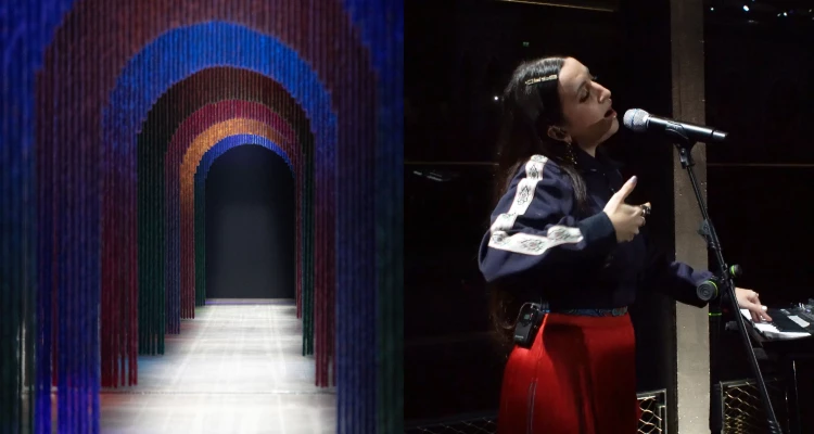 秀場的氛圍營造，亦強化了本季敘事。延續上一季的Live Band高歌一曲，這季秋冬，則邀請來自薩丁尼亞的女創作歌手Bluem演出（上圖右），其帶有島嶼氣息的聲線，為整場大秀注入真實而直接的情緒，使服裝不只是被觀看，而是被感受。同時，由藝術團體Numero Cromatico為其打造的裝置作品《Now more than ever》更成為整場佈景的核心，七道可穿行的流蘇門廊，以鮮明色彩與光線，營造出具有節奏感的空間層次，模特兒穿梭其中，如同在不同文化與時間之間移動，讓服裝與環境形成清晰的對話關係。