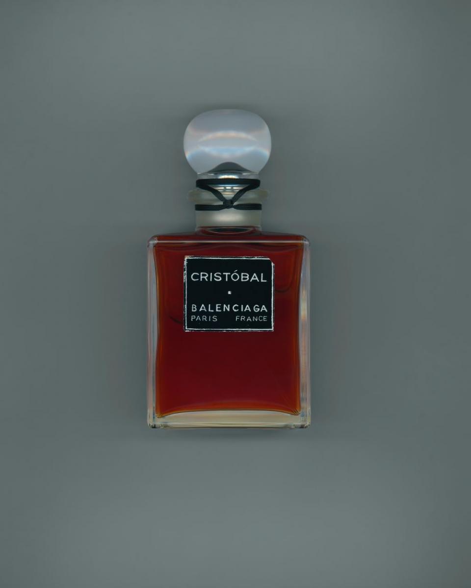 這次，巴黎世家一次推出 10 款香氛作品，其中包含這款經典的 Le Dix。調香師以粉質鳶尾花作為基調，融合羅蘭葉與煙燻焚香氣息，在復刻與創新之間取得微妙平衡。另一款名為 Cristóbal 的香水則以創辦人為名，融合稀有沉香木，呈現一抹內斂的大地氣息，呼應巴倫西亞加低調而堅定的個人風格。每瓶售價為 320 美元（約新台幣 9,600 元）。