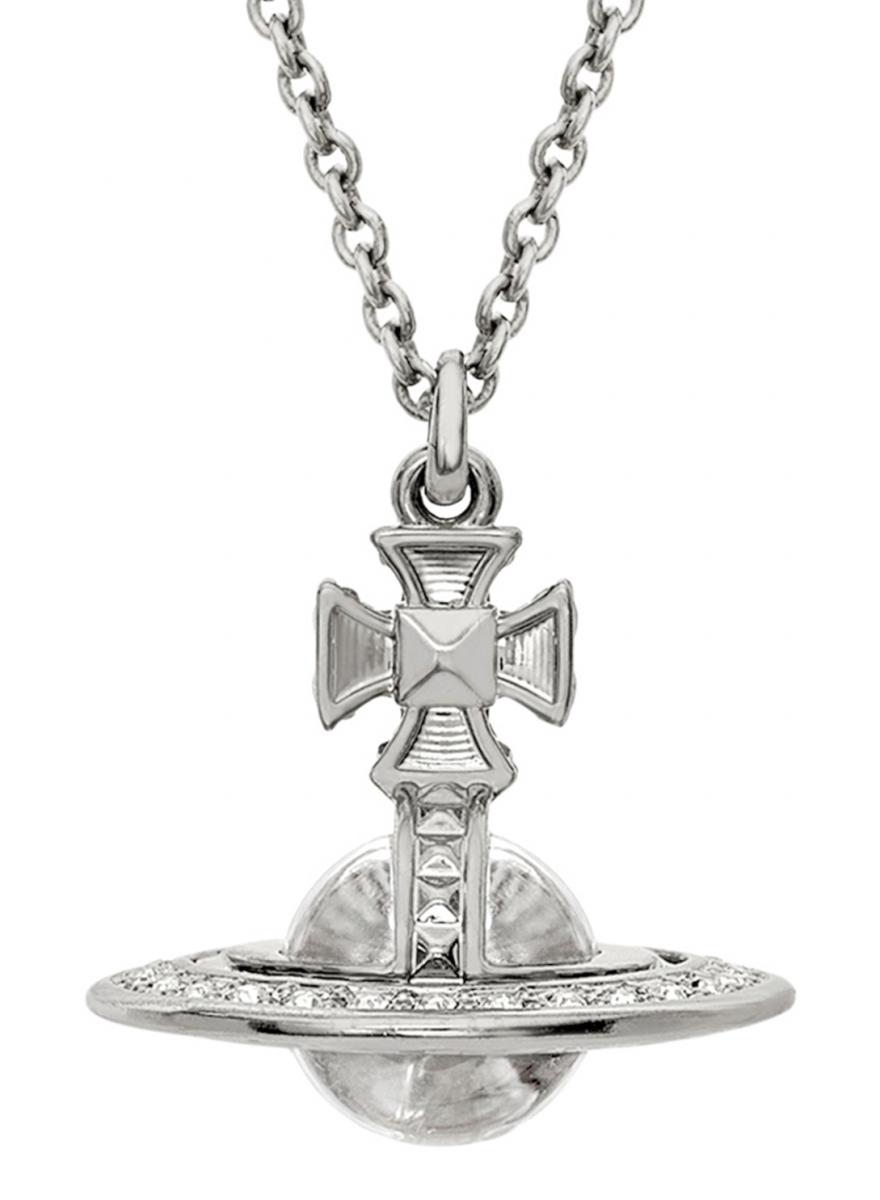 這一款土星項鍊，是許多人購買 Vivienne Westwood 的首選，設計團隊以更為精巧的尺寸呈現，並運用銀色的金屬製造，讓整體擁有容易搭配的特性。