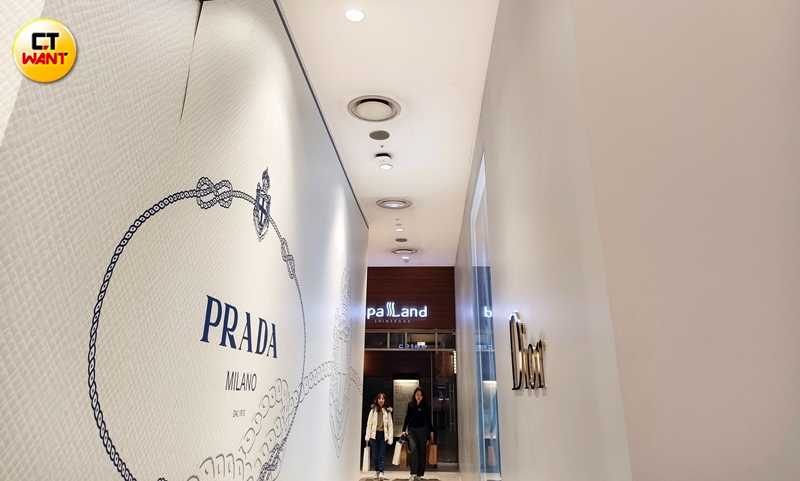 若從地鐵 Centum City站連通道直接進入新世界百貨，建議可以認明 Spa Land 位置就在Dior與PRADA的中間。（圖／魏妤靜攝）