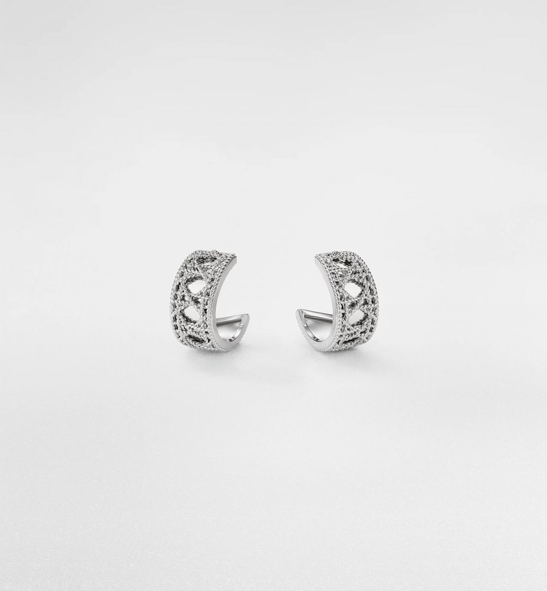 Dior 的 My Dior 系列以 Cannage 籐格紋為靈魂，交錯金線編織出詩意的建築線條。18K白金的質地在光中閃爍，彷彿陽光穿過巴黎窗櫺的細縫。珠寶設計師 Victoire de Castellane 將「縫紉」的概念化為金屬語彙，讓工藝與柔性共舞。佩戴這款耳環，如將迪奧的優雅纏繞於耳畔，低語著屬於女性的溫柔力量。