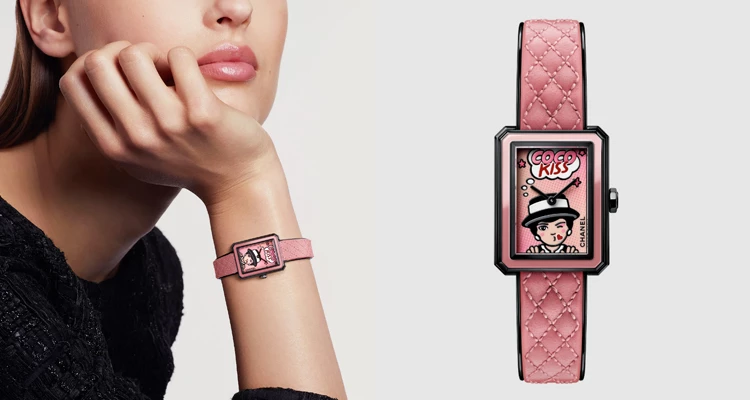 Chanel則將原先看似優雅對稱的方正「Première」腕錶，將其轉化為活潑趣味的普普藝術風，錶盤上生動的香奈兒女士插畫，搭配俏皮的「Coco Kiss」對話框，展現出另類的可愛的一面。粉紅色的菱格紋小羊皮錶帶，延續了經典包款的DNA標誌，與黑色高科技陶瓷錶殼形成鮮明對比，讓原本精緻的方型錶殼多了一份如少女般的叛逆與活力。