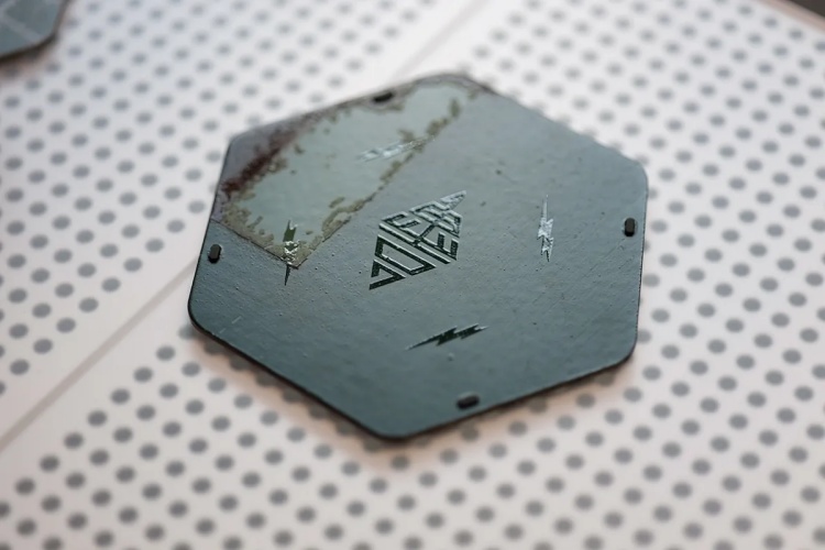 台電文創將退役設備轉化為生活美學物件，包括隔熱墊、置物盤與徽章等，保存舊物歷史與故事的同時，推動循環再利用精神。