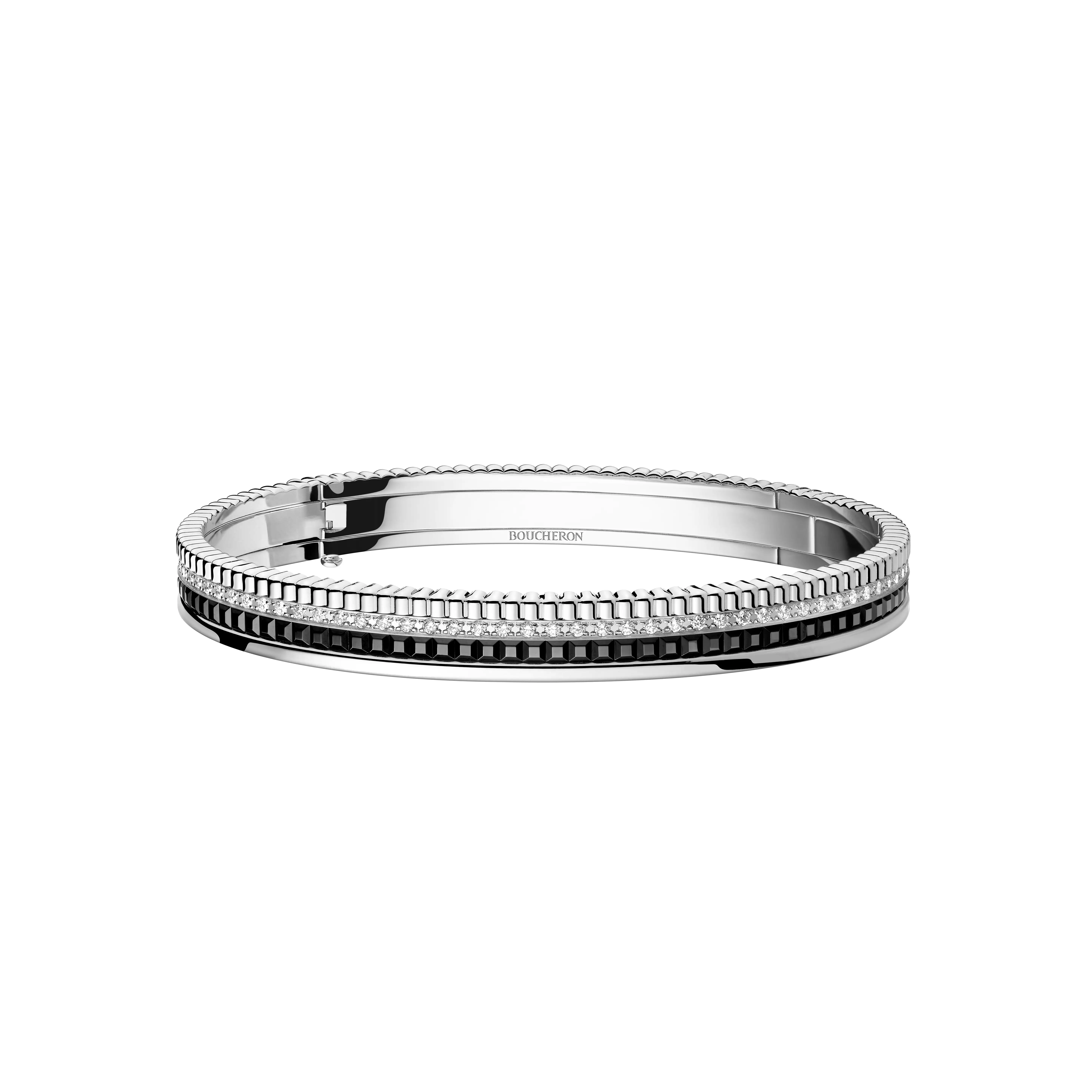 Quatre Black 系列窄版手環，18K白金材質搭配黑色PVD、鑲嵌鑽石，價格 754,000。