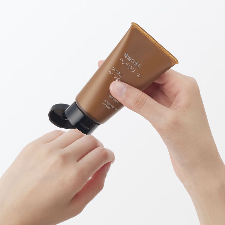 日本無印良品這波精油香氛系列同步推出同香型的「洗髮精」、「潤髮乳」與「身體乳」，打造出全身上下都一致的香氛調性。