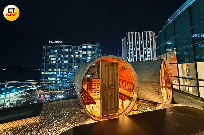 在戶外桑拿房後頭的圍欄外便是大海，若於黃昏前抵達可以在高溫桑拿房內欣賞海景。（圖／魏妤靜攝）