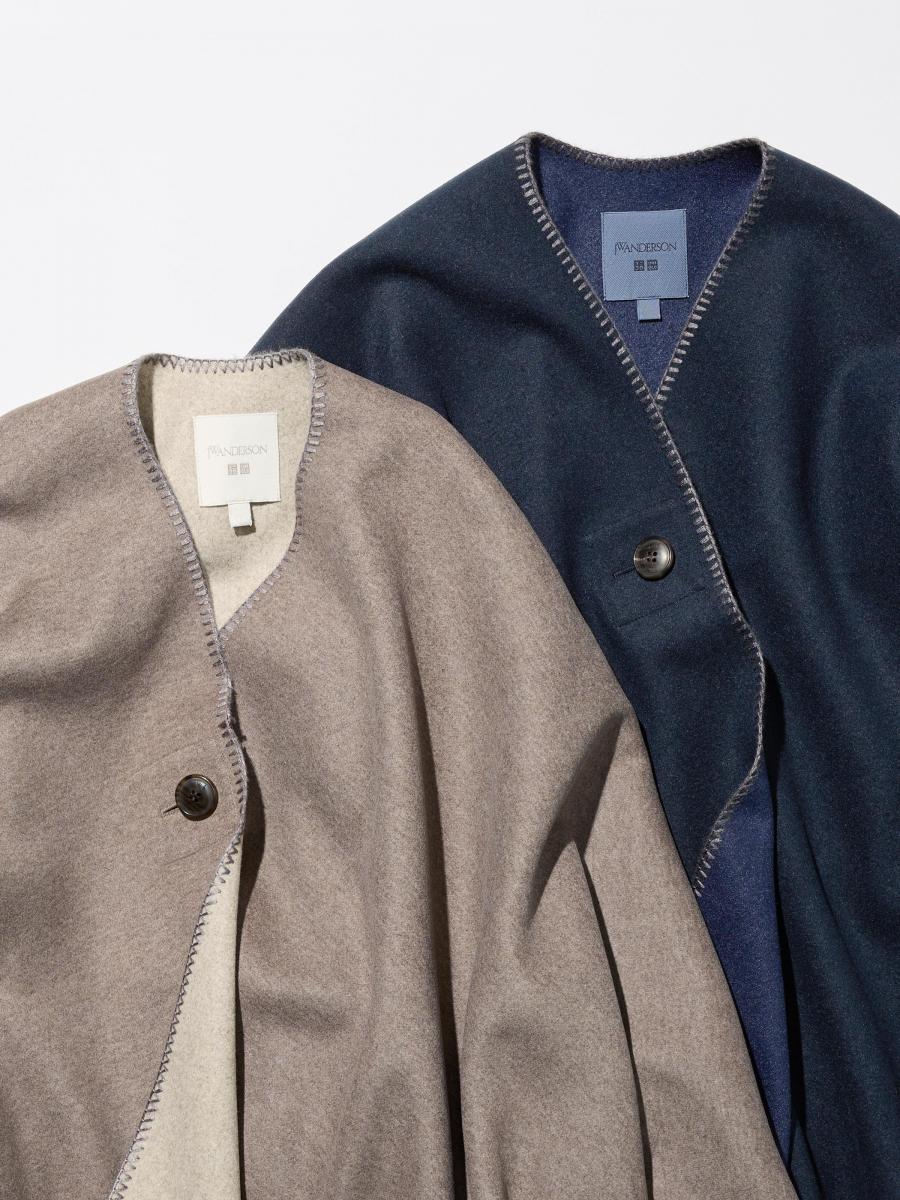 前方鈕扣可自由變換造型——扣上時俐落大方，打開則化身披肩般的隨性姿態。米棕與深藍兩款配色皆沉穩耐看，不論搭配襯衫、針織衫或牛仔褲都能輕鬆展現氣質。這件斗篷外套既能作為實用外搭，也能成為造型焦點，是秋冬衣櫥裡最能提升風格份量的單品之一。