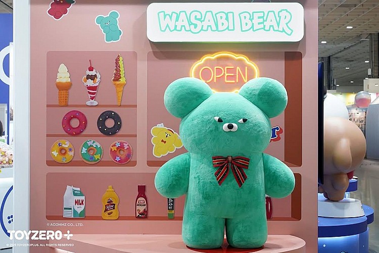 隨著芥末熊的爆紅，近期更以各種形式的商品攻佔大家的荷包，今年 8 月舉辦的文化博覽會，官方推出了等身高的巨熊裝置與打卡點，立刻大大圈了不少粉，周邊更在短短五天就賣出超過 5000 隻！
