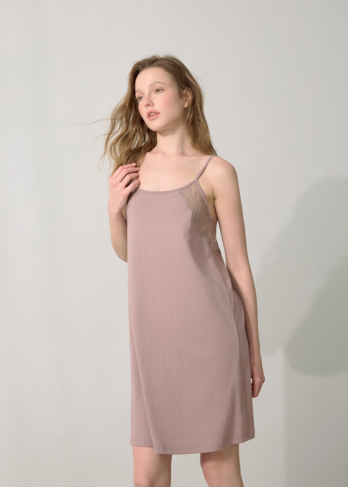 連身_療癒烘焙．莫代爾棉蕾絲拼接肩帶睡衣（山茶棕）